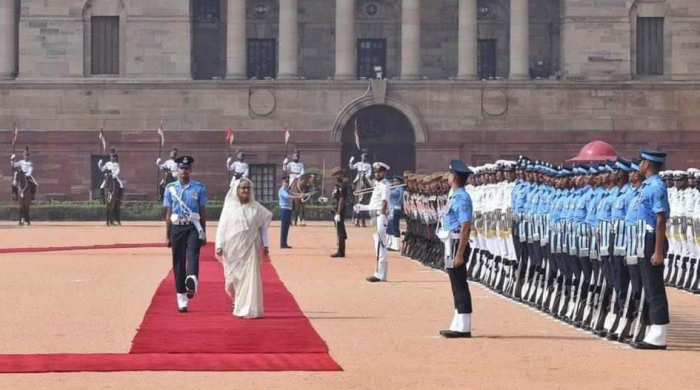 দিল্লির রাষ্ট্রপতি ভবনে শেখ হাসিনাকে লাল গালিচা সংবর্ধনা