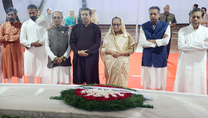 টুঙ্গিপাড়ায় বঙ্গবন্ধুর সমাধিতে শ্রদ্ধা প্রধানমন্ত্রীর