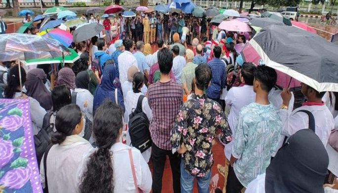 শিক্ষার্থীদের পক্ষে মাঠে নামলেন চিকিৎসকরা