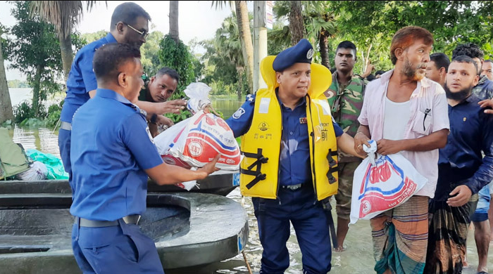 বন্যাদুর্গত এলাকায় ত্রাণ ও উদ্ধার তৎপরতা অব্যাহত রেখেছে পুলিশ