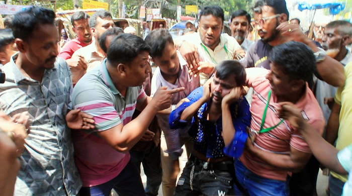 আদালত চত্বরে হিরো আলমকে মারধর, কান ধরে ওঠবস