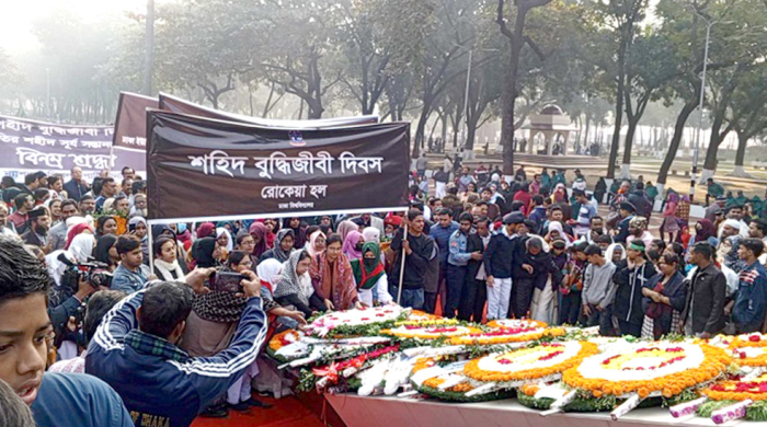 শহীদদের স্মরণে বুদ্ধিজীবী স্মৃতিসৌধে জনতার ঢল