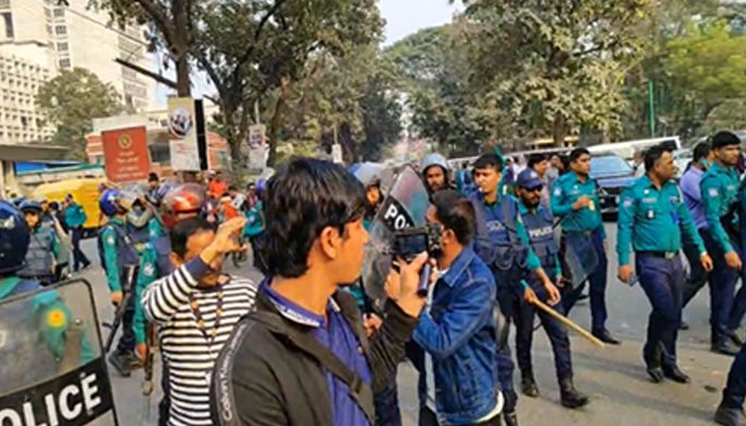 সচিবালয় গেটে ধাওয়া-পাল্টা ধাওয়া, পুলিশের ফাঁকা গুলি