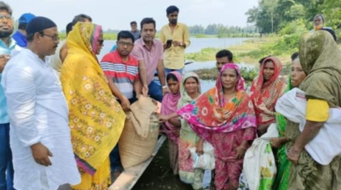 বগুড়ার সারিয়াকান্দিতে বন‍্যার্তদের মাঝে ত্রাণ বিতরণ