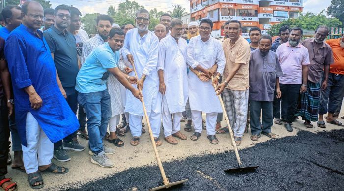 আদমদীঘি-ছাতিয়ানগ্রাম সড়ক প্রশস্তকরণ কাজের কার্পেটিং উদ্বোধন