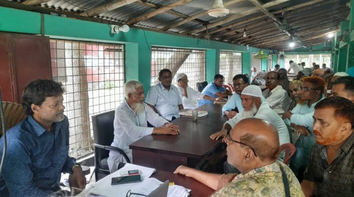 আদমদীঘিতে দলিল লেখক সমিতির সাথে সাব-রেজিষ্ট্রারের অসৌজন্য আচরনের অভিযোগ