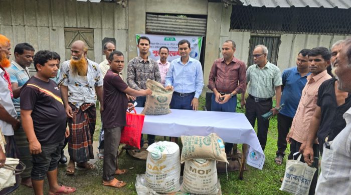 গাইবান্ধায় বন্যায় ক্ষতিগ্রস্ত কৃষকদের মাঝে সার ও বীজ বিতরণ