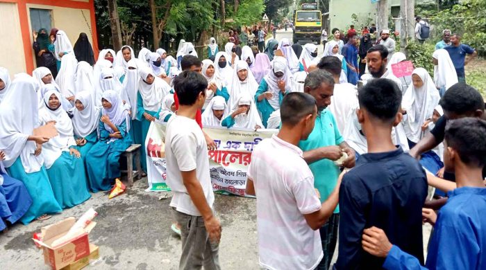 পদত্যাগের দাবীতে বিক্ষোভ