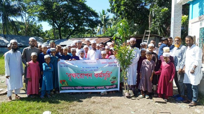 মোংলায় সেচ্ছাসেবী সংগঠনের পক্ষ থেকে বৃক্ষরোপণ 