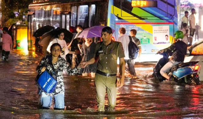 দিল্লিতে ভারী বৃষ্টিপাতে রেড অ্যালার্ট জারি, নিহত ২