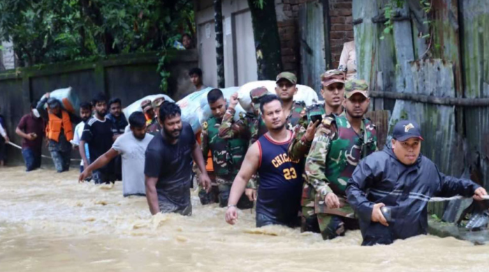 খাগড়াছড়িতে বন্যা কবলিত অসহায় মানুষের পাশে সেনাবাহিনী