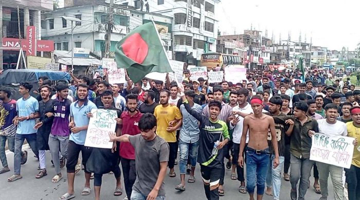 বগুড়ার দুপচাঁচিয়ায় বৈষম্যবিরোধী শিক্ষার্থীদের বিক্ষোভ