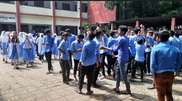 আদমদীঘির শাঁওল স্কুলের প্রধান শিক্ষকের পদত্যাগ দাবিতে শিক্ষার্থীদের বিক্ষোভ