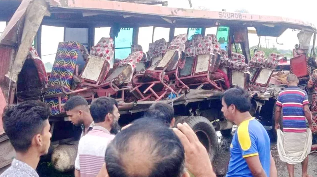 মানিকগঞ্জে বাস-ট্রাক সংঘর্ষে ৩ নারী গার্মেন্টসকর্মী নিহত