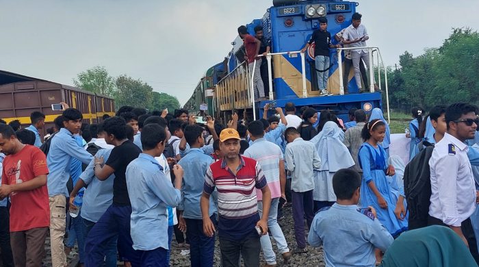 সান্তাহারে শিক্ষার্থীদের ট্রেন ও সড়ক অবরোধ করে বিক্ষোভ