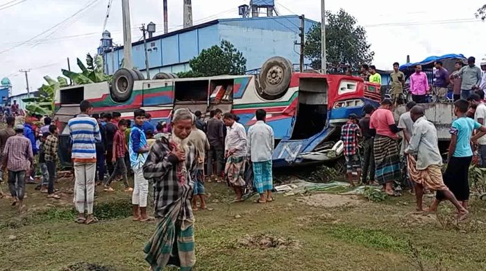 ফুলবাড়ীতে যাত্রীবাহী নৈশ্য কোচ উল্টে নিহত ১, আহত