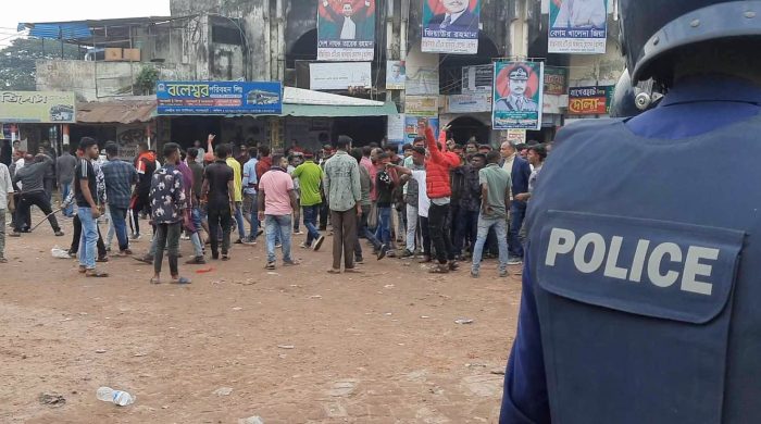 বাগেরহাটে বাস শ্রমিক ইউনিয়নের ২ গ্রুপের মধ্যে সংঘর্ষ ধাওয়া পাল্টা ধাওয়া